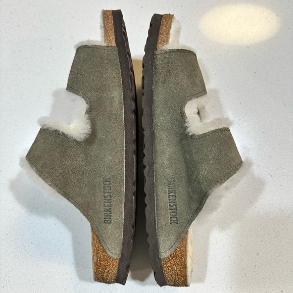 Olive green, size 39 (US 9), Arizona Birkenstock, fuzzy sandals - Picture 2 of 6